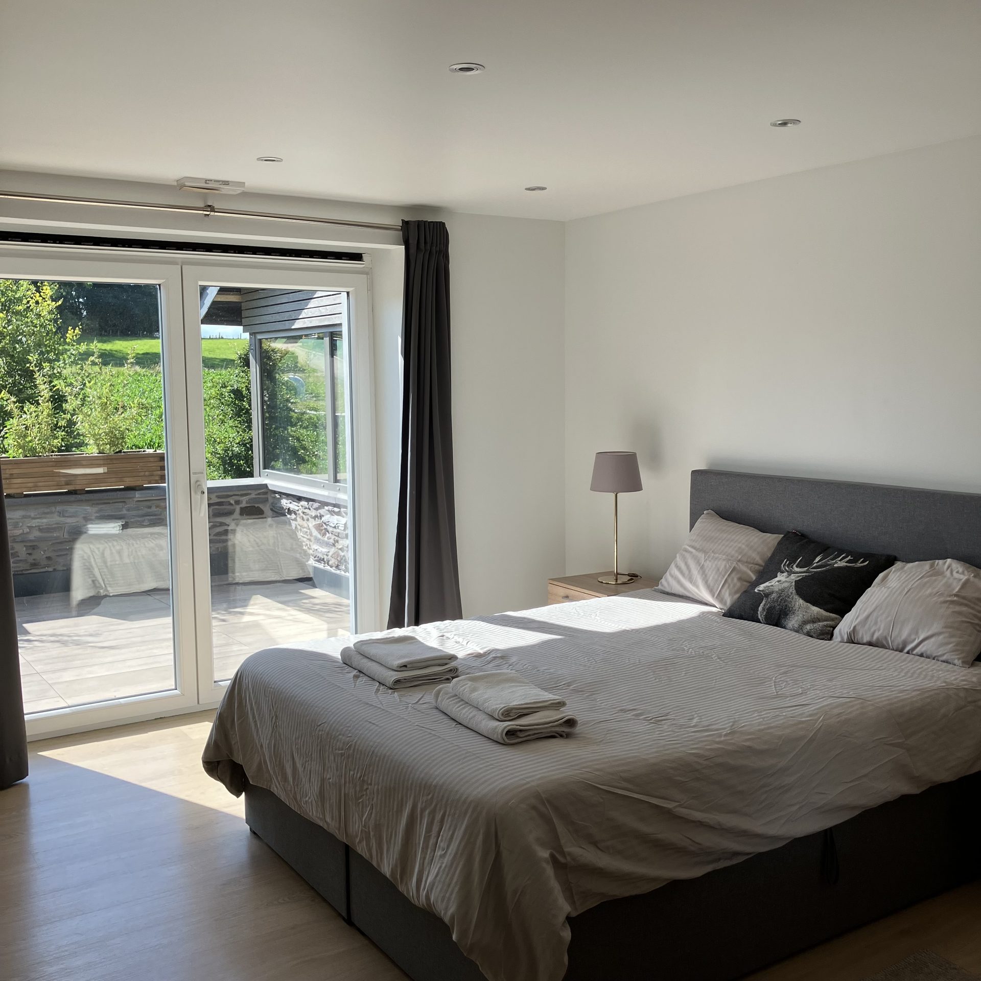 Chambre nord avec lit double et accès direct à la terrasse