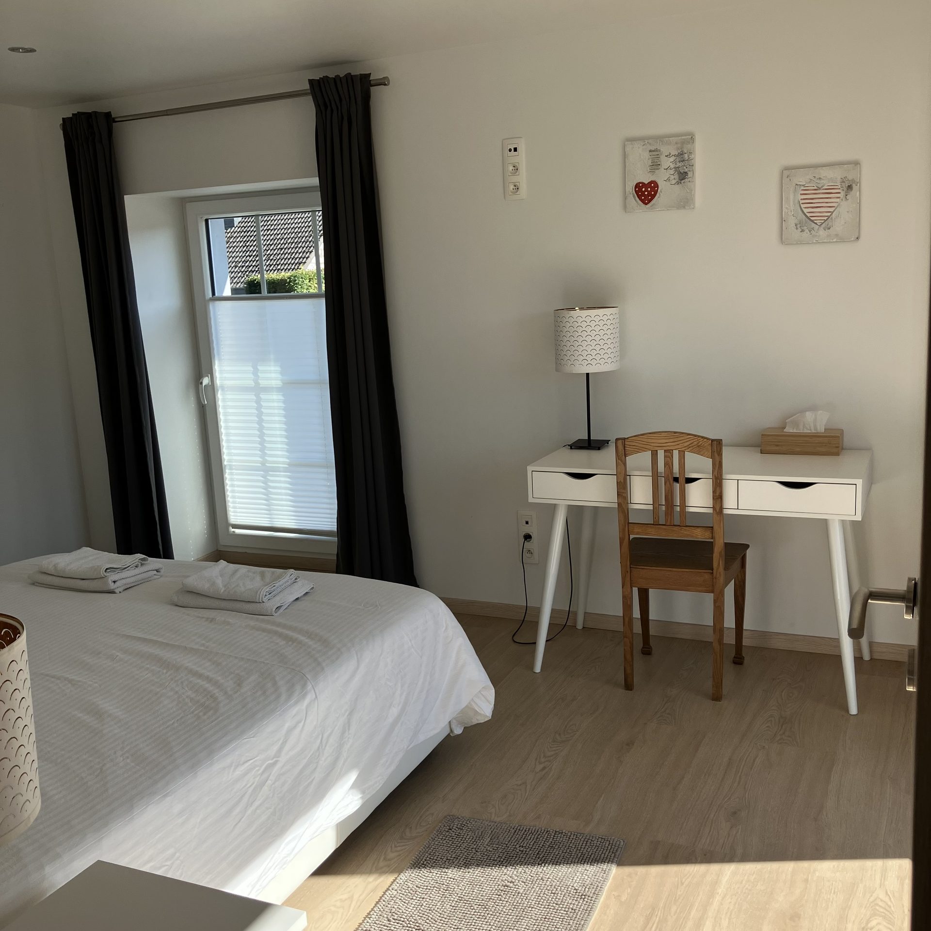 Chambre sud avec coin bureau et belle lumière naturelle