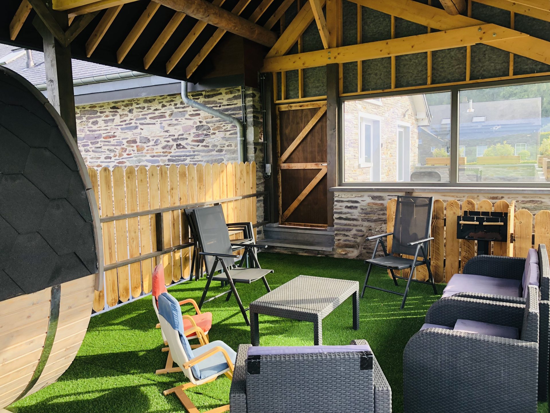 Terrasse couverte avec salon de jardin