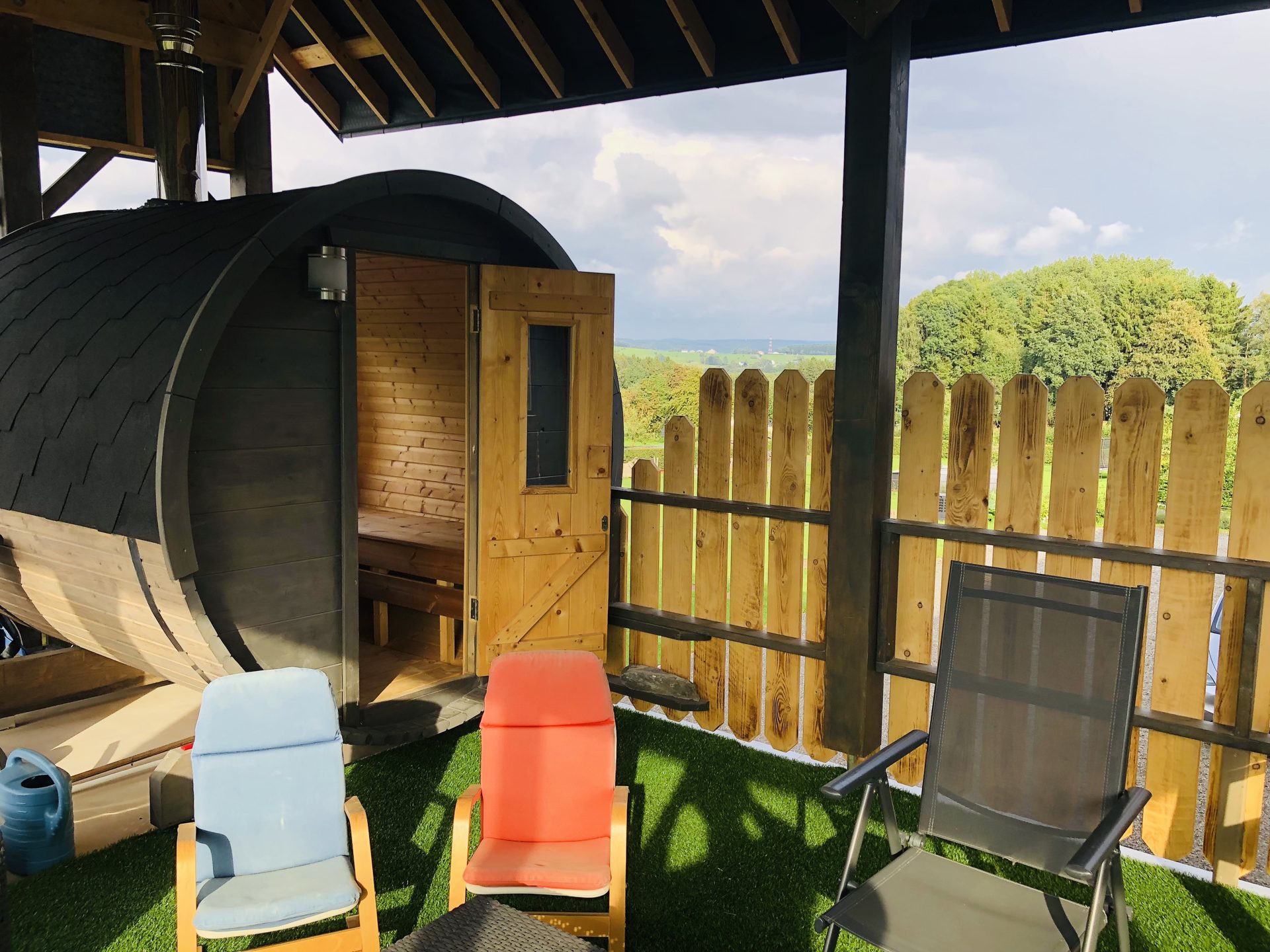Sauna extérieur sur la terrasse couverte, avec vue sur la campagne