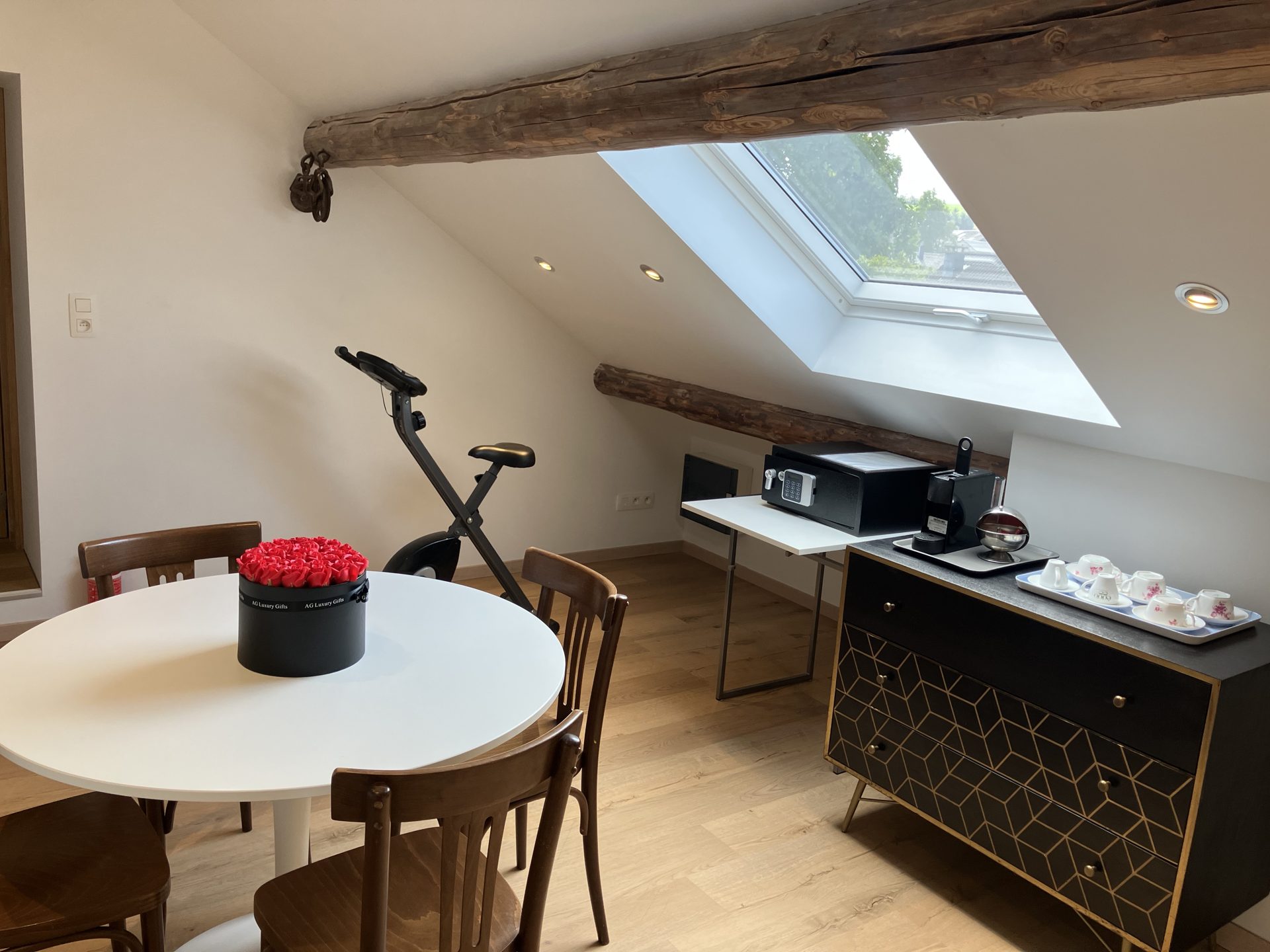 Coin repas et coin café sous les combles